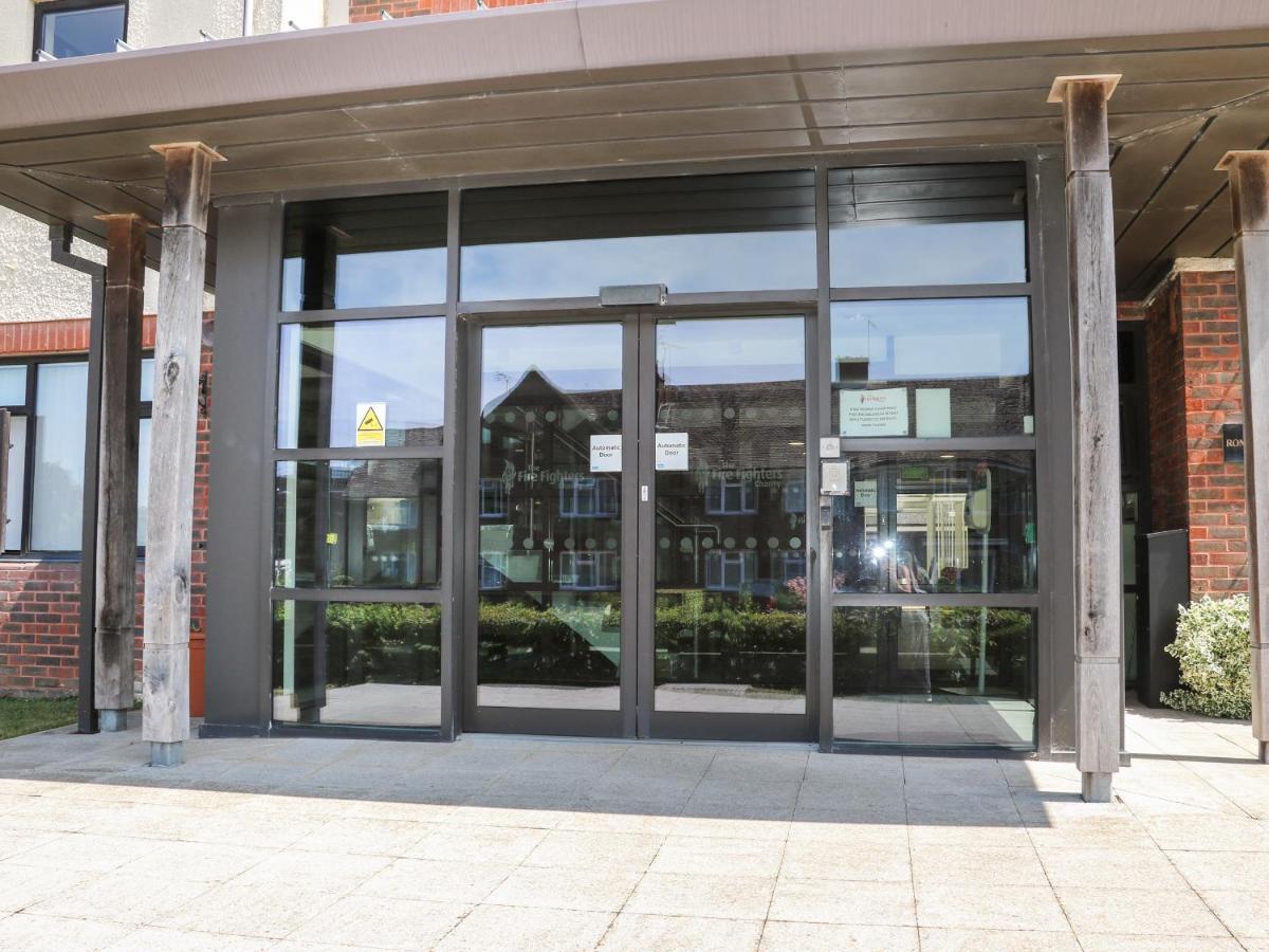 Flat 32 - Marine Court *